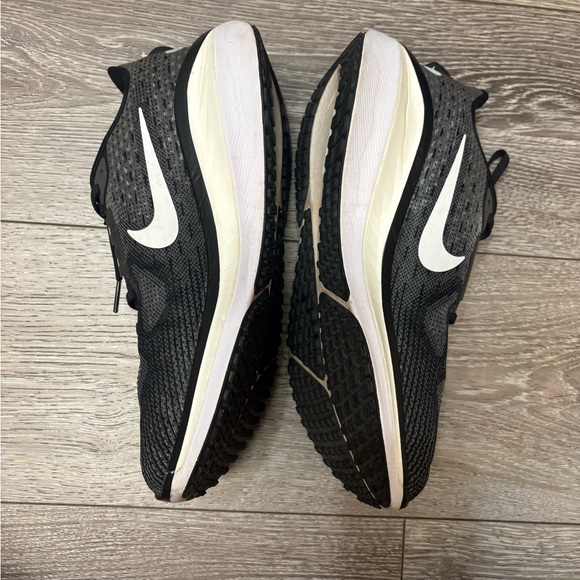 Nike vomero 17 women’s running black and White shoes - Picture 2 of 10